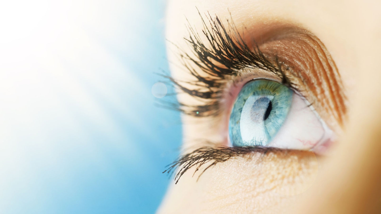 image-of-eye-looking-at-the-sky